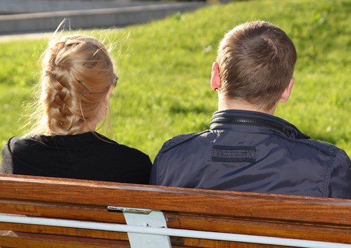 Mand og kvinde sidder på en bænk