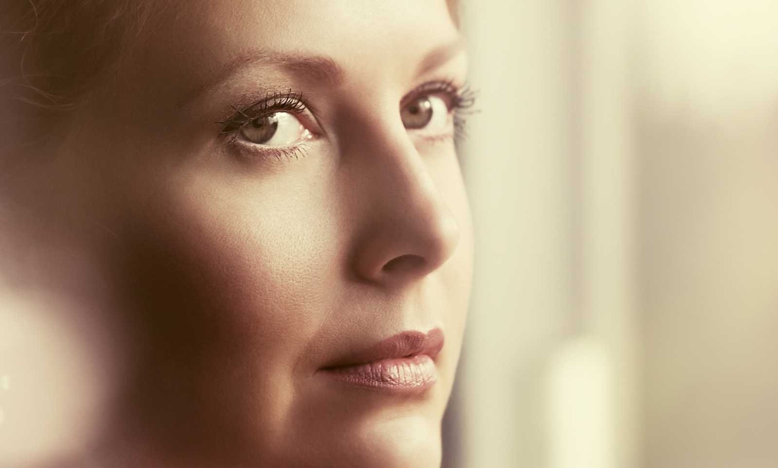 Kvinde kigger til siden