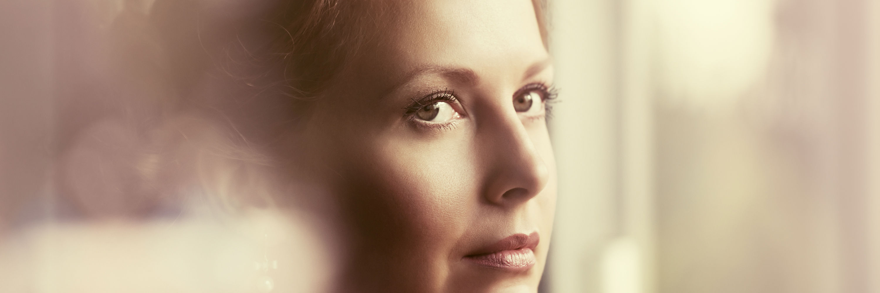 Kvinde, der kigger til siden